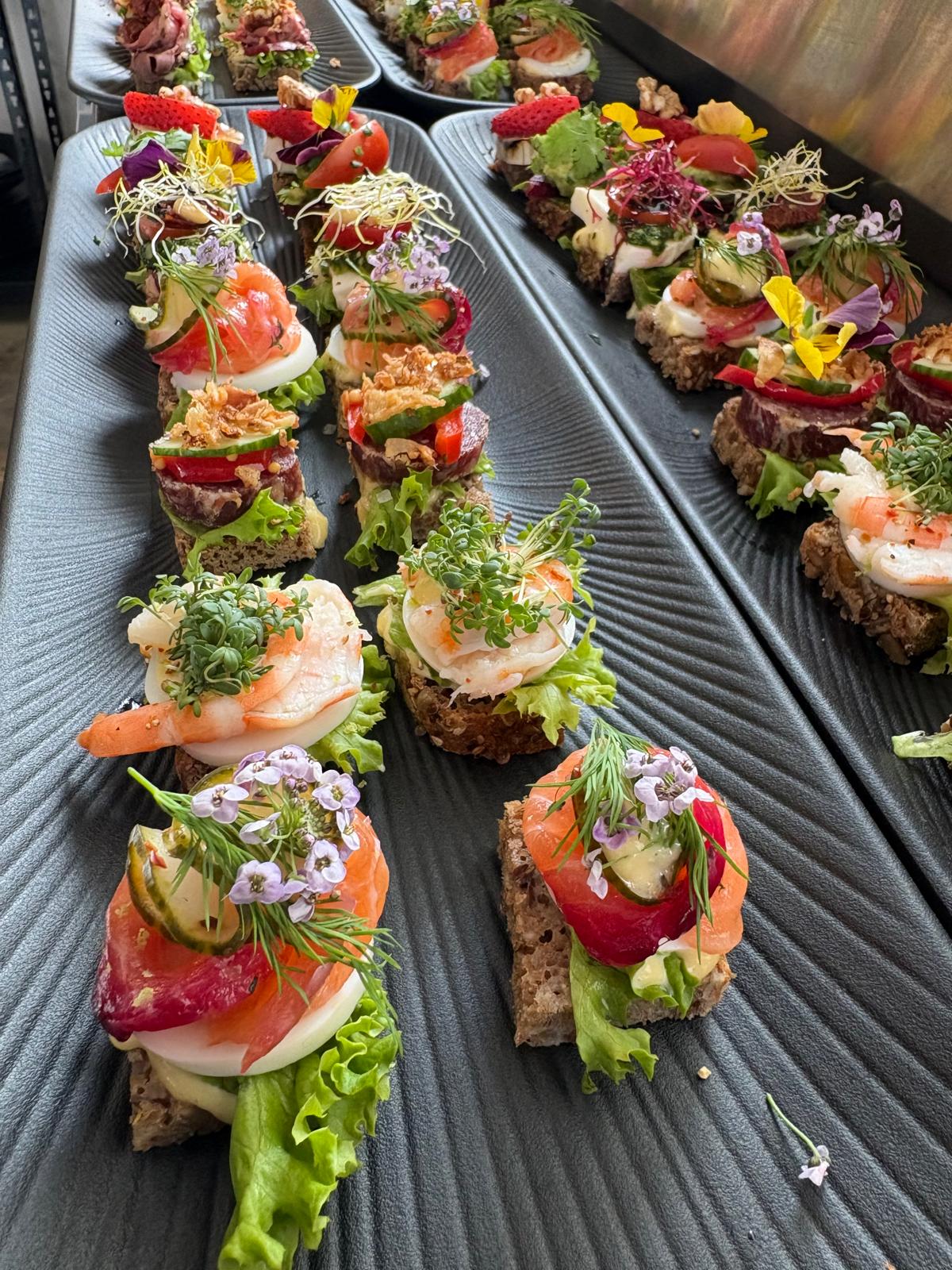 Kleine, frisch belegte Catering-Smørrebrød