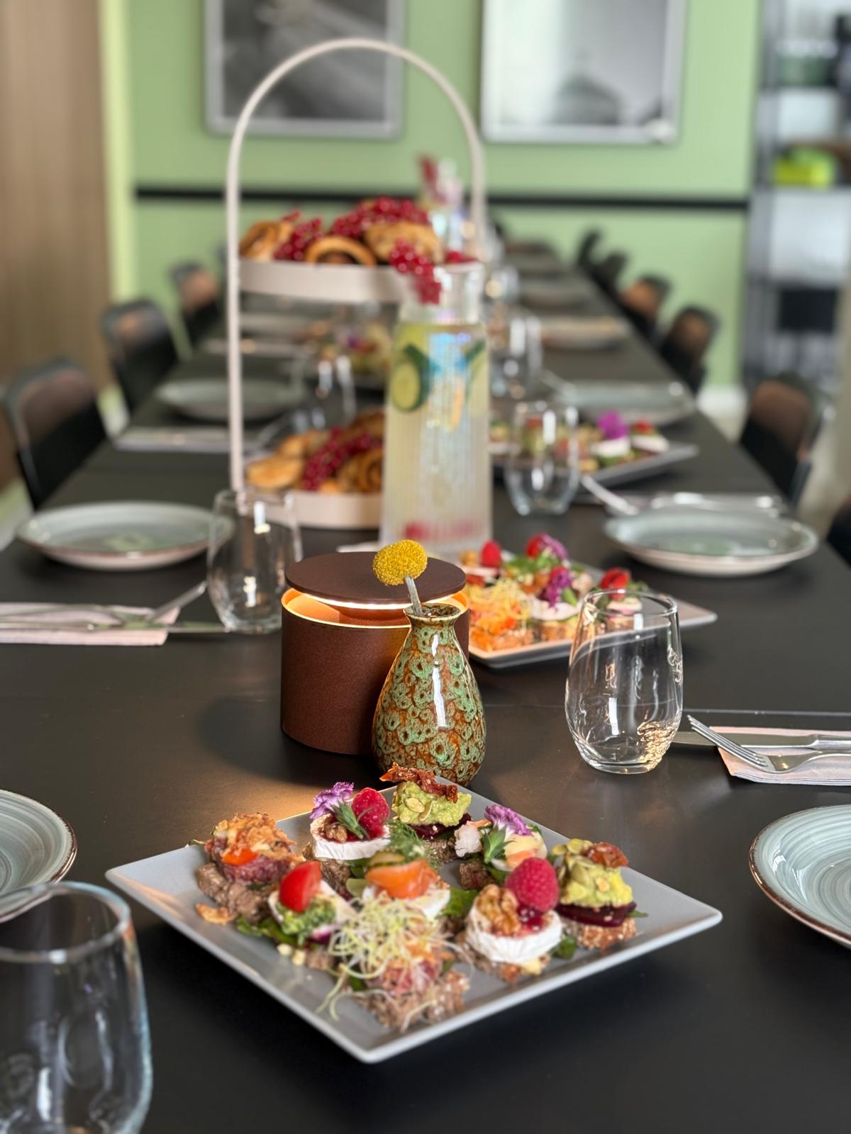 Gedeckter Tisch im FROKOST